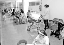 Un millar de personas acude al centro de salud Mieres Sur en su primer d&iacute;a